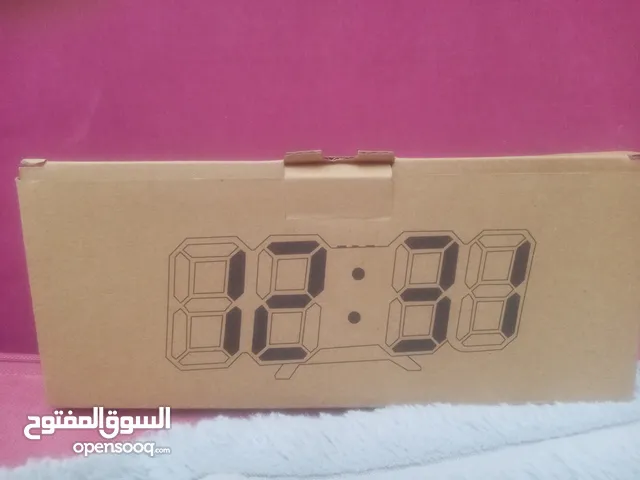 ساعه الكترونيه بكرتونتها ما انصابت فيها خاصيه الالارم اي المنبه التحكم بالاضائه خاصيه تأجيل المنبه