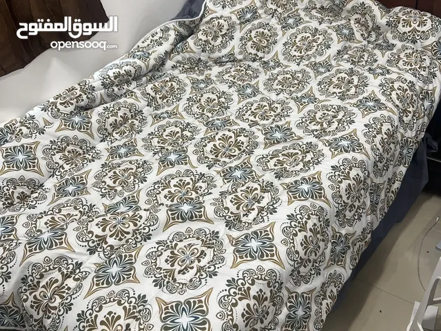 تخت وفرشة و دولاب و مكتب وكرسي مكتب وكرسييين ريكلاينر