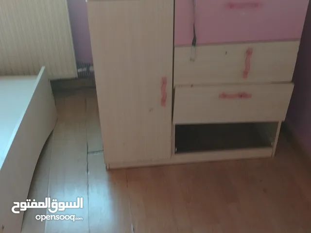 غرفه نوم أطفال مع طاوله تلفزيون بحاله ممتازه