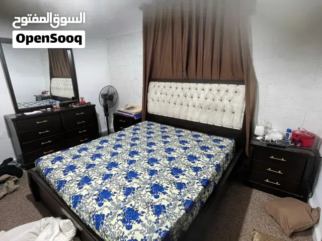 غرفة نوم مستعملة 5 اشهر للبيع الاضطراي سرير و خزانة و 2 كومدينة وتسريحة