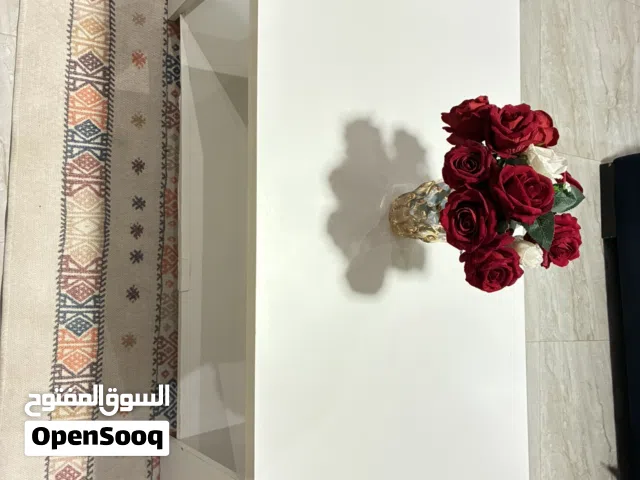طاوله وسط لون ابيض بداع السفر للبيع