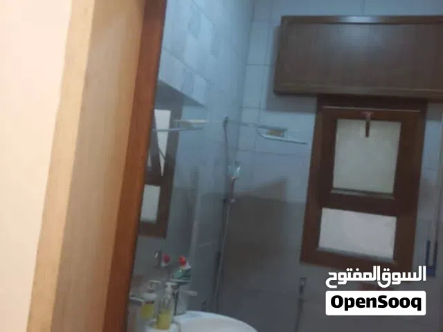 الوسيط لدينا صالة بيها سرانتيات كهربائية مكان شارع فرعي قريب ع طريق وبيها استديو نظام مكتب زناته