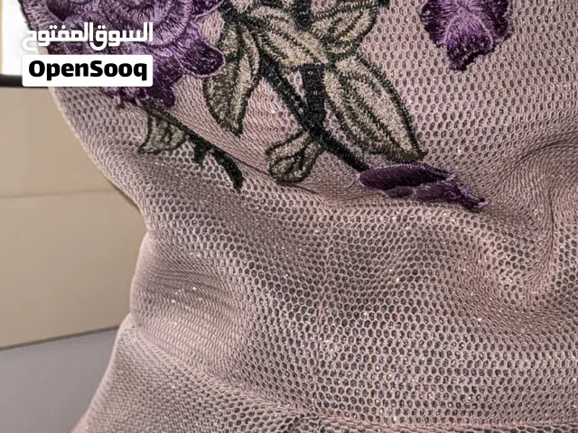 فستان لون لحمي بقماش لماع جذاب مخصر يلبس رقم 3 XL مستخدم 3 ساعات فقط