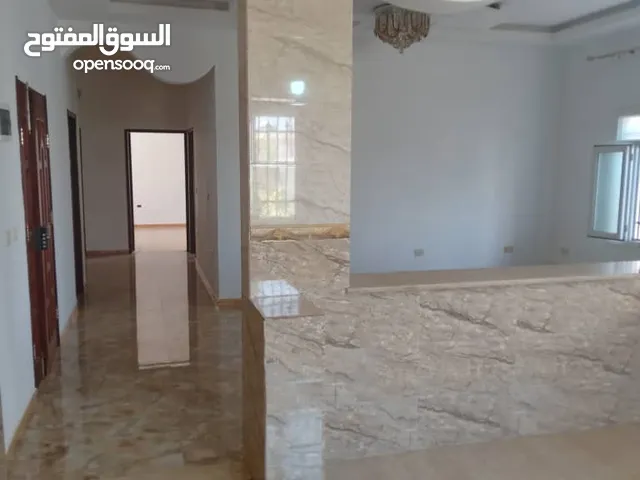 شقه ارضيه واسعه ونظيفه