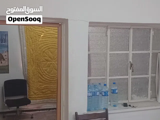 غرفة وصالون للايجار مطبخ وحمام يصلح سكن لطلاب جامعة