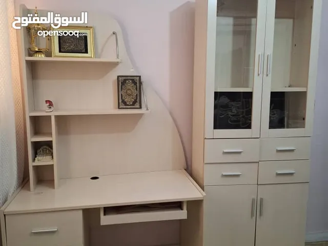 مكتب ومكتبة مستعمل في حالة جيدة