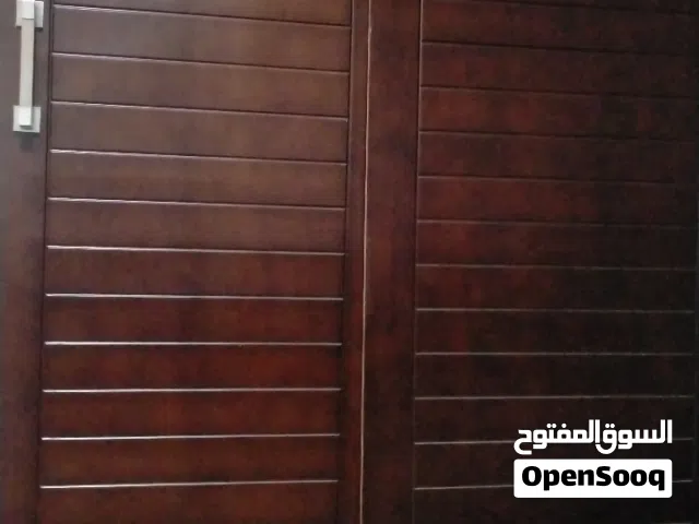 باب جرار 2 م من اللوح لللوح 2 م و 10 في لوحين خشب جنبه يخش فيه الباب جديد بالمكنه