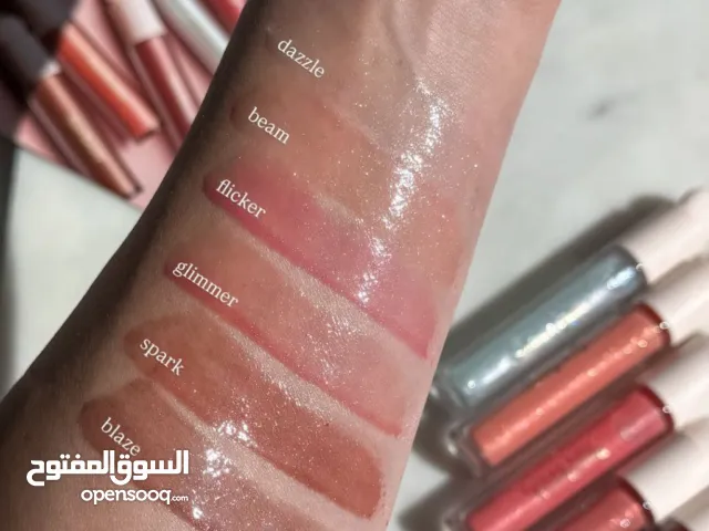 هذه مجموعة من كلوسات الشفاه المضيء "بوزيتيف لايت" من رير بيوتي (Rare Beauty