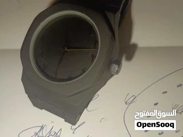 ساعة باللون الأسود الفحمي الكاتم وأرقام عربية مميزة، أقرا الوصف