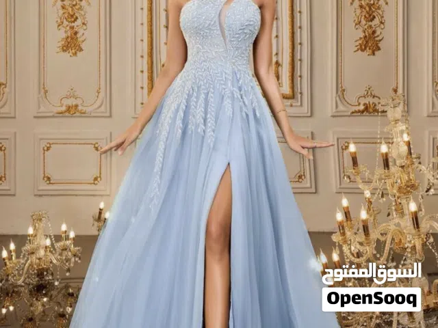 بيع فستان سهرة أزرق فاتح بتصميم كتف واحد (One Shoulder)، مطرز، بتنورة تول منفوشة وفتحة جانبية عالية