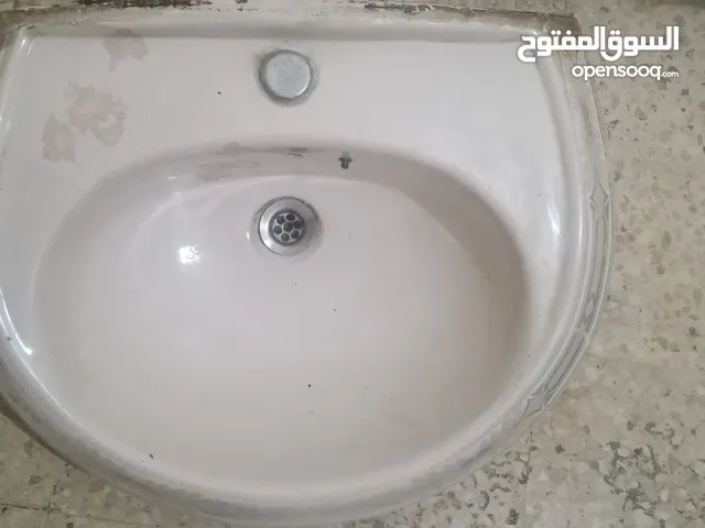 مغسلة بحالة جيدة