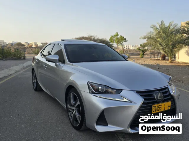 لكزس is300 premium موديل 2020 وارد امريكا قمة قي النظافة وبحالة ممتازة وحادث جدا بسيط(بنفر خلفي فقط)