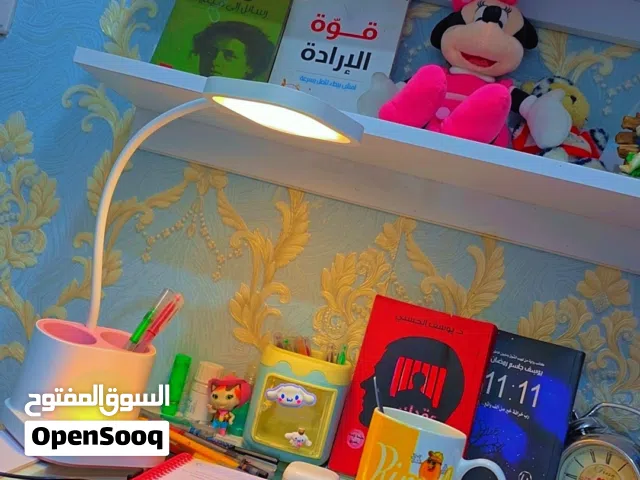 ميز مكتبي مستخدم قليل
