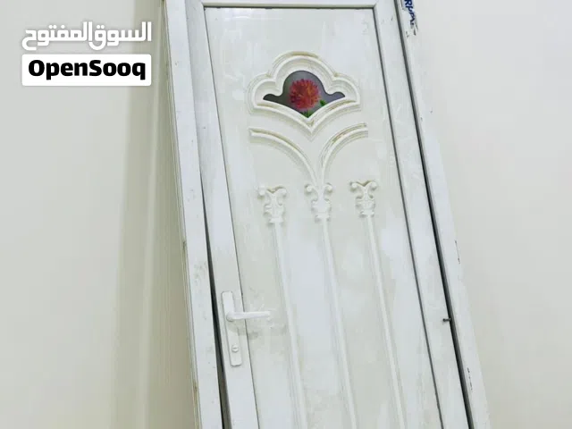 باب داخلي للحمام ويتخدام اخرى