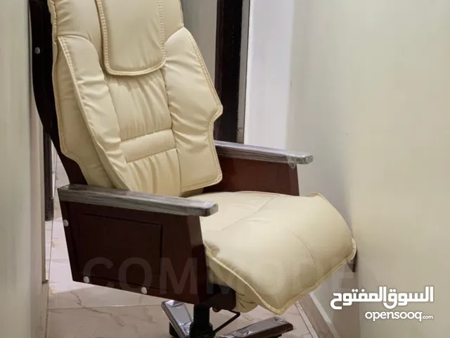 كرسي مدير طياره خشب زان احمر روماني 3 حركه هيدروليك شاذلونج يدور 360 مدعم الفقرات القطنيه