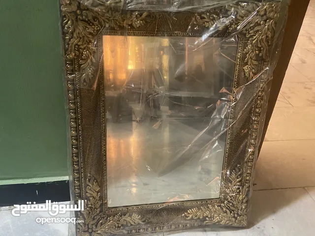 مرايه ذات اطار ذهبي