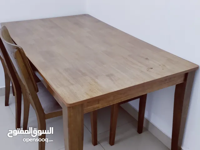 طاولة طعام للبيع بحالة جيدة