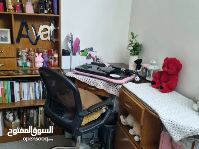 مكتب زاوية للبيع من (3) قطع بدون كرسي المكتب خشب (18 ملم)