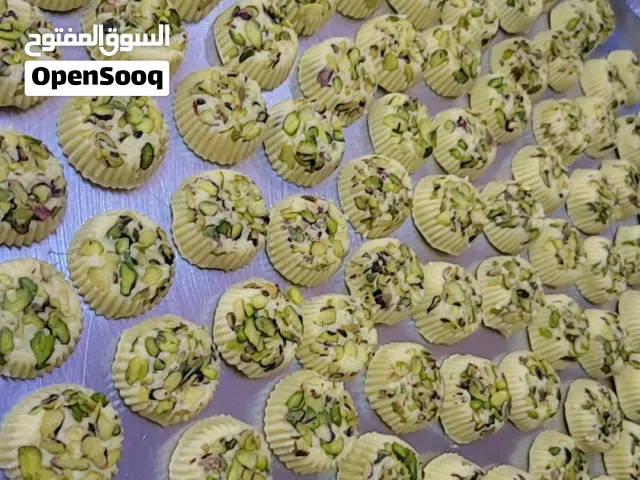 كعك { تمر } محشي تمر وعلى الوجه فستق حلبي  شكل بجنن وطعم بجنن ولا اروع