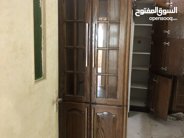 مطبخ خشب مع رخام للبيع (استعمال فتره اقل من سنه)