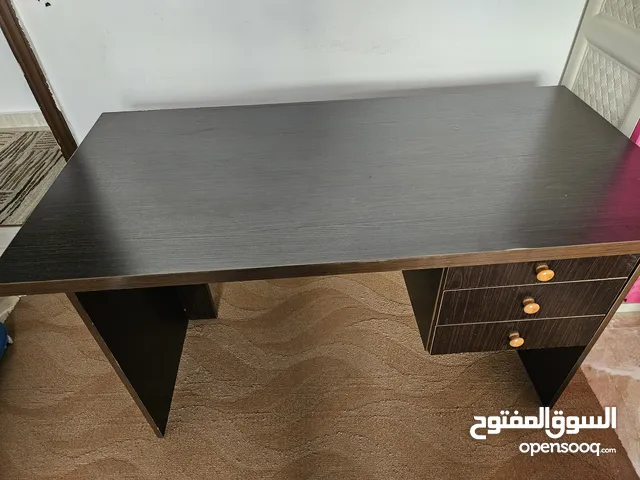 طاولة مكتب لون بني محروق 140 سم × 70 سم مع كرسي مكتب