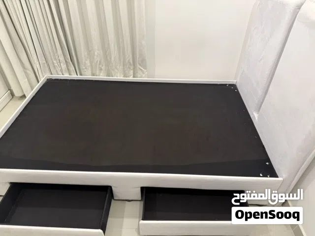 هيكل سرير نفر ونص مع ادرج تخزين، طاولة جانبيه