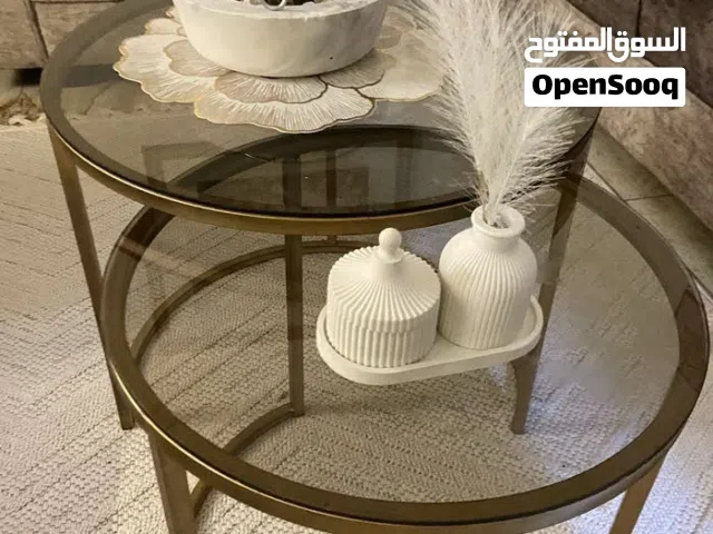 طاولتين وسط بحالة ممتازة