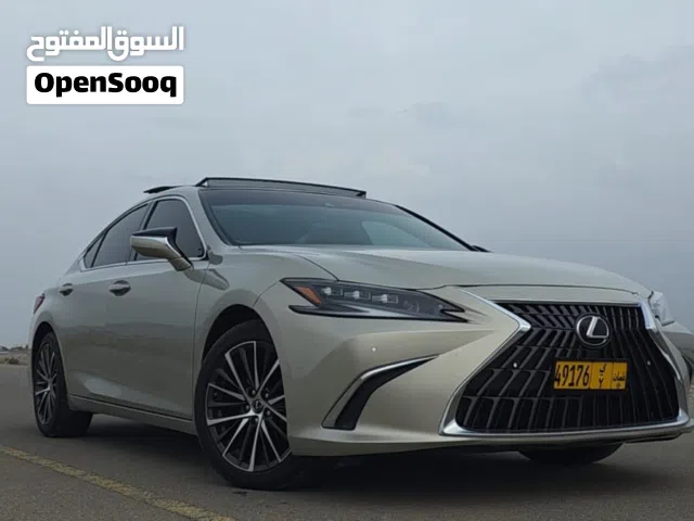 Lexus  Es luxury 2024  بحادث خفيف متجار وباقي الاغراض مشلعه  بدون خروج اي ايرباجات بلون مميز...