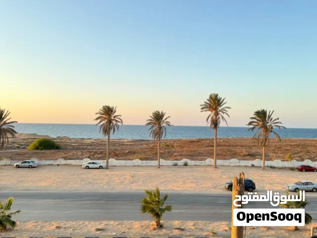 مبنى علي الطريق مباشرة يتكون من 4 طوابق وملحق