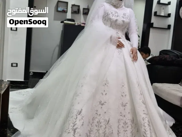فستان زفاف ملكى معاه طرحتين وبادى و تاج