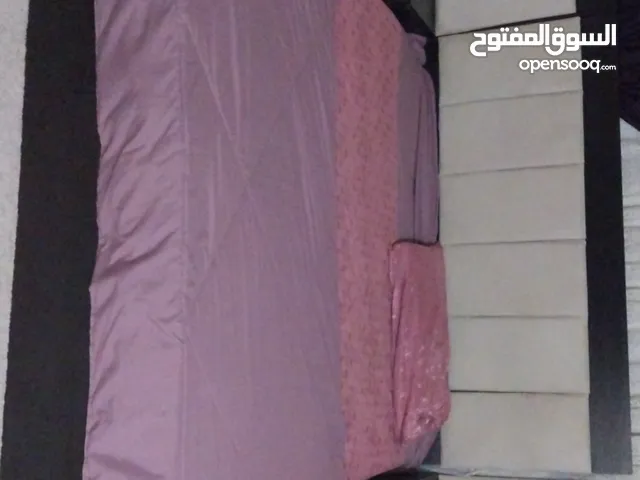 غرفة نوم ماستر للبيع خشب لاتيه لون بني غامق خشبها ثقيل وجديد مع خزانه وتسريحه ستخدام سنتين فقط