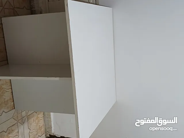 طاولة بيضاء صغيرة