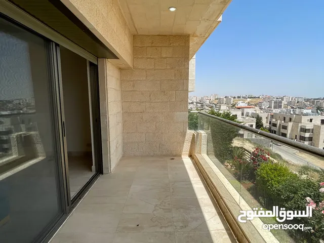 شقة مميزة للبيع في عمان- دابوق- طابق تسوية مطلة