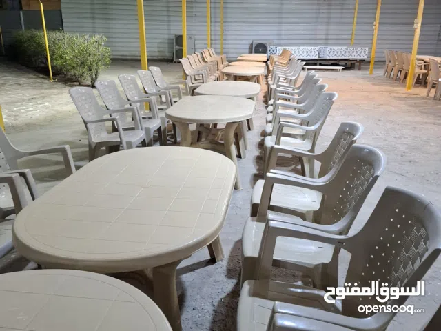 كرسي كراسي بلاستك مستعملات مع ميز