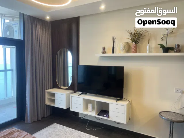 ستديو للايجار في الجفير في مبنى جديد مفروش مطل على البحر يوجد بلكونه شامل الكهرباء والماء لمت