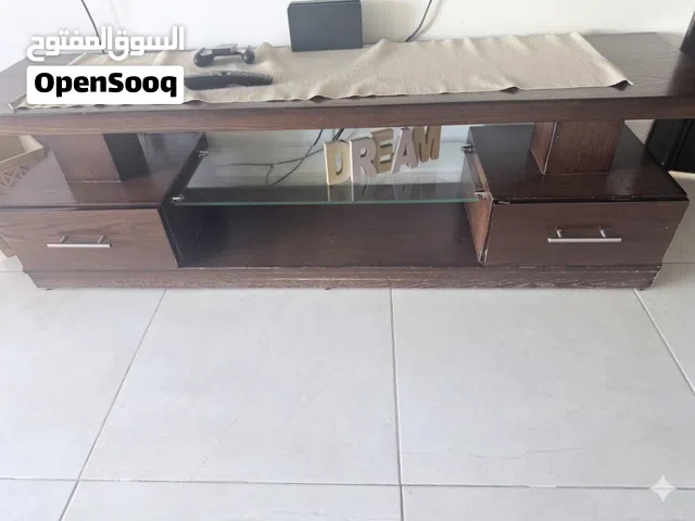 طاولة تلفزيون و طاولة قهوة و طاولتان جانبيتان