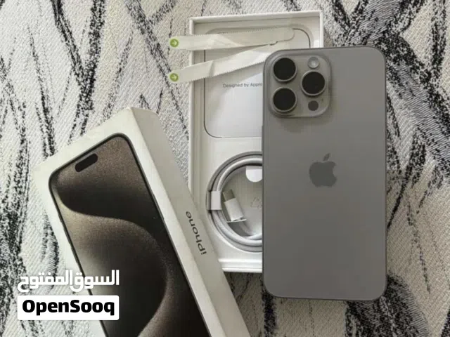 Iphone 15 pro max مع جميع اغراضه