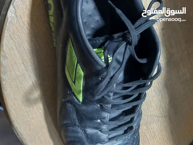 بوط رياضي نمرة 43 للملاعب