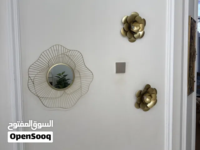 ديكورات جداريه وطاوله جانبيه كله باللون الدهبي