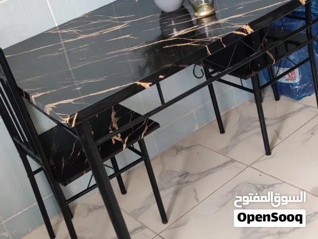 طاولة طعام معدن وخشب