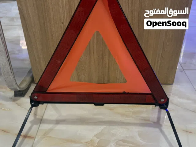 مثلث إشارة المرور للسيارة  حل أمان أساسي لكل سائق عند التوقف المفاجئ أو الأعطال على الطريق.