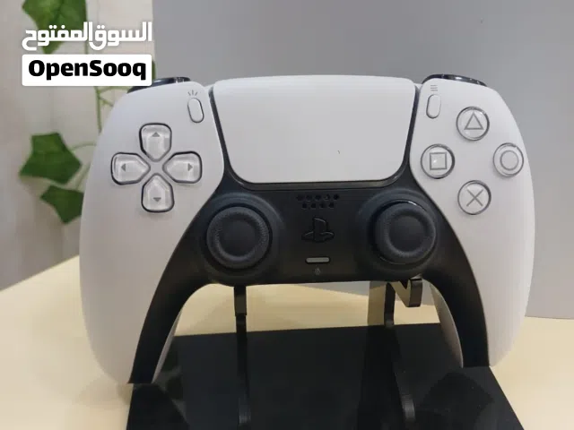 بلايستيشن 5 سليم مستعمل بحالة الوكالة مع وحدتين تحكم اصليات مع ماين كرافت والكرتونة الكابلات الأصلية