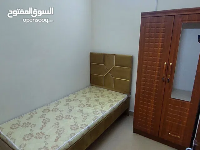 مشاركة سكن موظفين شباب. بنات وعائلات