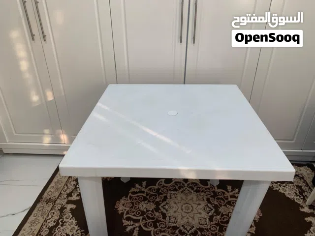 للبيع طاوله بيضا حجم متوسط