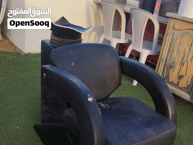 مغسلة حلاقة احترافية لون أسود فخم، تصميم عصري مناسب لأي صالون أو محل حلاقة. الكرسي بحالة ممتازة جدًا