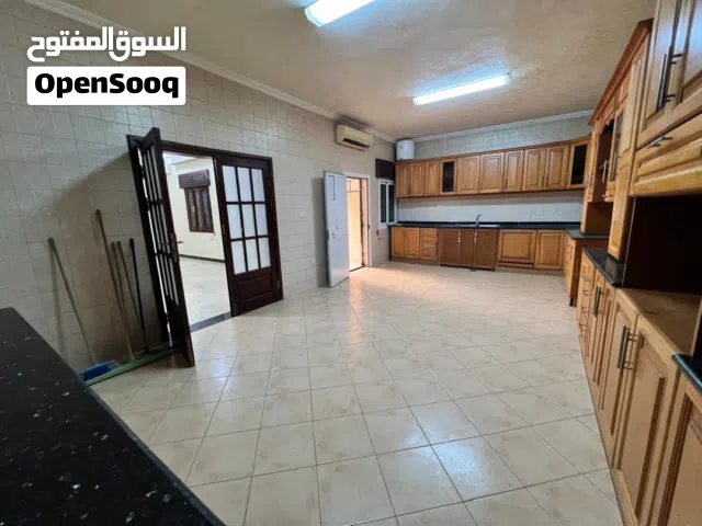 السلام عليكم يوجد فيلا دورين تتكون من 6غرف و4حممات وصالة كبيرة  وجنان يحمل اربعة سيارة يوجد مضلة