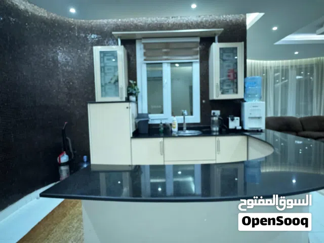 للبيع فلا مستقل كبير جدا طابقين ونص تتكون من طابق الأرضي 3 صالات مفتوحه غرفتان ومطبخ خارجي كبير مخزن