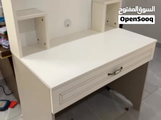 سرير ومكتبه