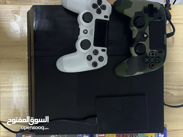 PlayStation 4 with 2 controllers and 4games