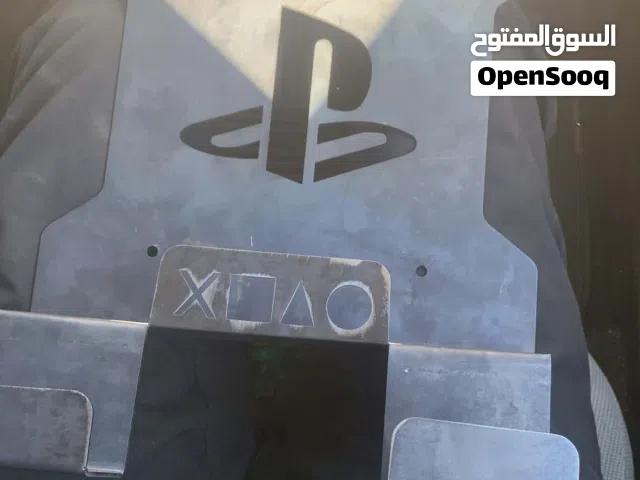 قاعدة بلايستشن 4 باللون الابيض والاسود متينة جداً وسهلة التركيب مظهر رائع وسعر بمتناول الجميع